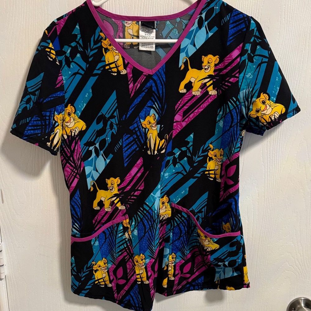 Disney Lion King Simba Women's S Scrub Top‎ V-Neck Front Pockets Short Sleeve